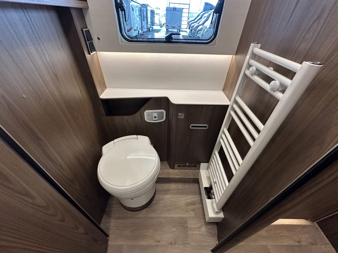 Mercedes-Benz MERCEDES Hymer MasterLine 880 I – Alde • Lithium • Solcelle • Klima • Støttebein • Uten Senkeseng — photo 14