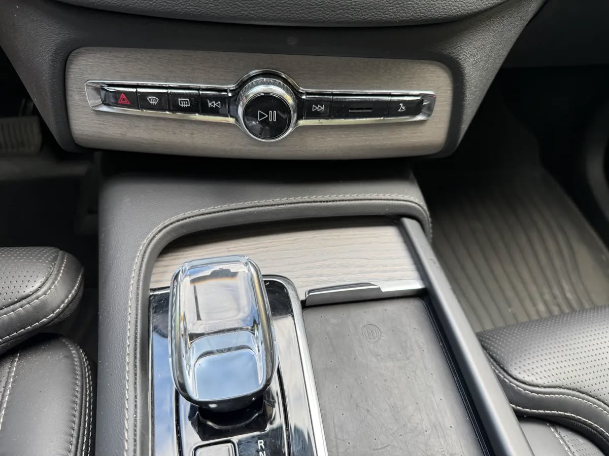 VOLVO Volvo XC90 T8 AWD Ultimate Bright B&W Luftfahrwerk — photo 3